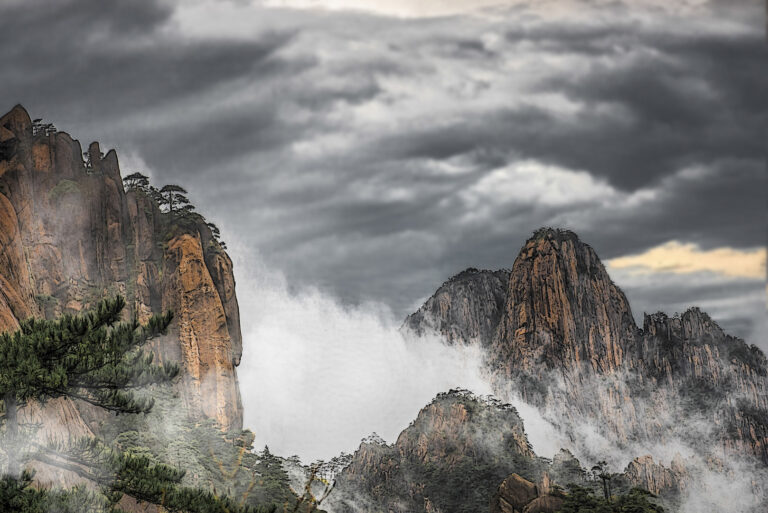Lin Tonghua - Wind-and-clouds-over-Mount-Huang